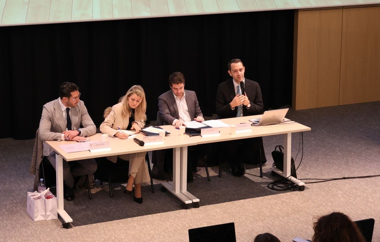 Me Arnaud Cheynut intervenant lors d'une conférence juridique à Monaco